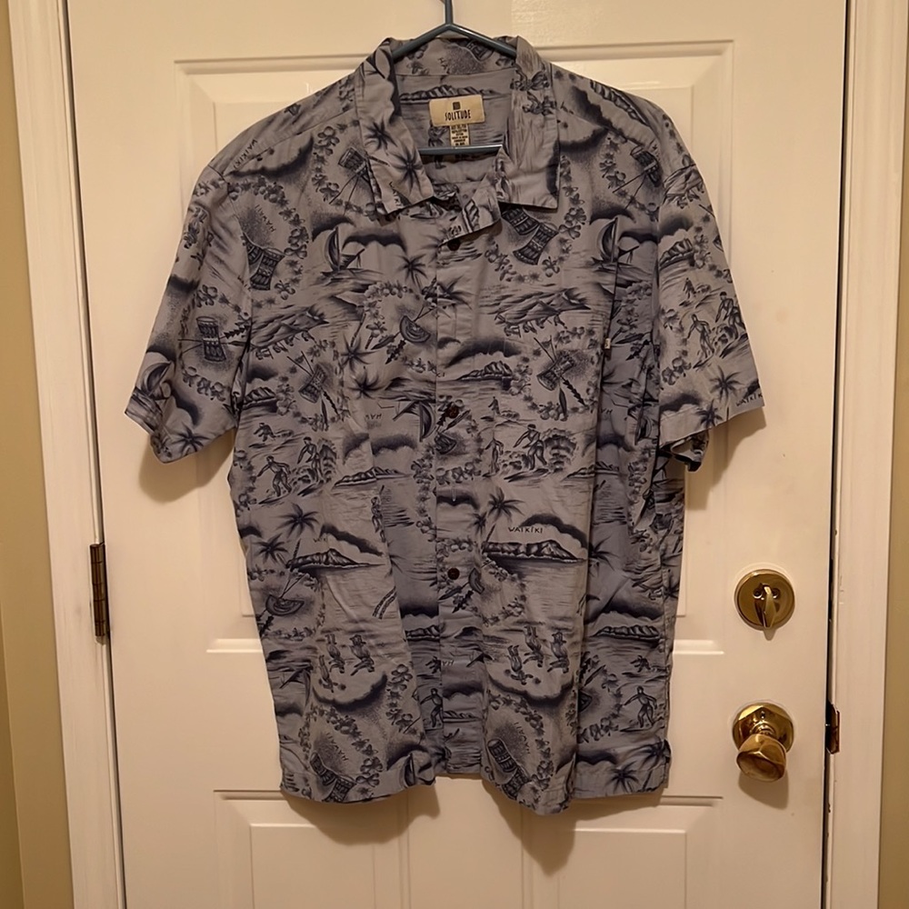 Mens short sleeve shirt Hawaii Aztec design on shirt.